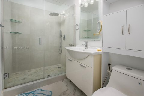 Casa en venta en Miami, Florida, 5 dormitorios, 221.85 m2 № 1941261 - foto 18