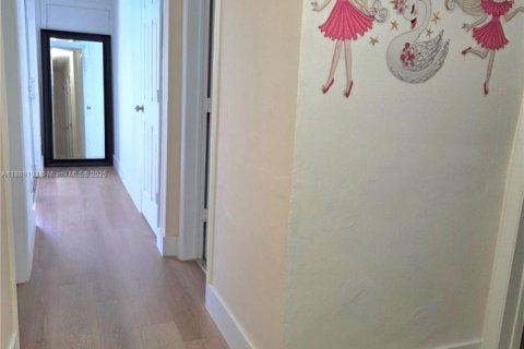 Casa en venta en Miami, Florida, 5 dormitorios, 221.85 m2 № 1941261 - foto 22