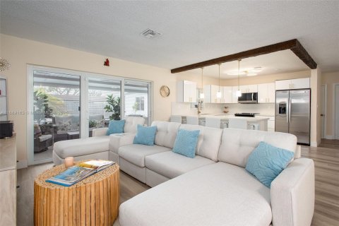 Casa en venta en Miami, Florida, 5 dormitorios, 221.85 m2 № 1941261 - foto 2