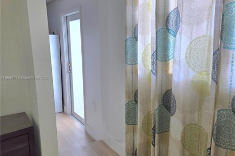 Casa en venta en Miami, Florida, 5 dormitorios, 221.85 m2 № 1941261 - foto 24