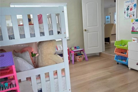 Casa en venta en Miami, Florida, 5 dormitorios, 221.85 m2 № 1941261 - foto 13