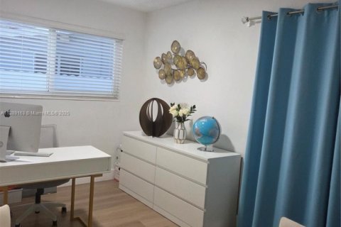 Casa en venta en Miami, Florida, 5 dormitorios, 221.85 m2 № 1941261 - foto 16