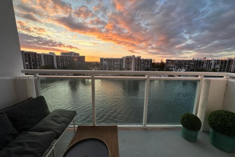 Copropriété à louer à Hollywood, Floride: 1 chambre, 84.17 m2 № 1946750 - photo 1