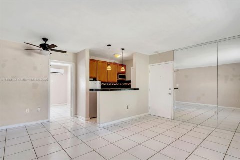 Condominio en venta en South Miami, Florida, 1 dormitorio, 47.38 m2 № 1951072 - foto 2