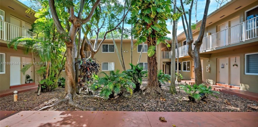 Condominio en South Miami, Florida, 1 dormitorio  № 1951072