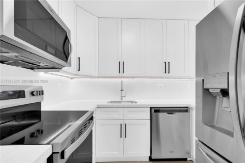 Copropriété à louer à Miami, Floride: 2 chambres, 83.61 m2 № 2057649 - photo 2