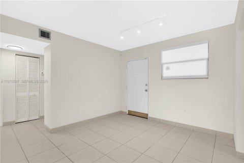 Copropriété à louer à Miami, Floride: 2 chambres, 83.61 m2 № 2057649 - photo 8