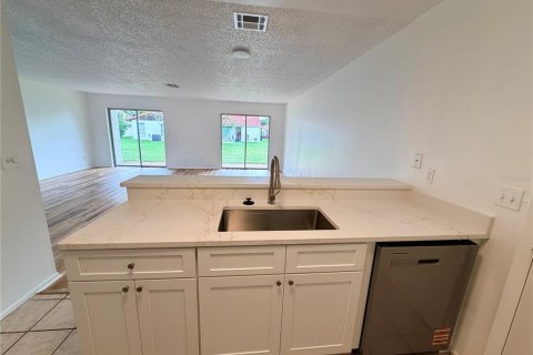 House in Orlando, Florida 2 bedrooms, 121.89 sq.m. № 2403675 - photo 5