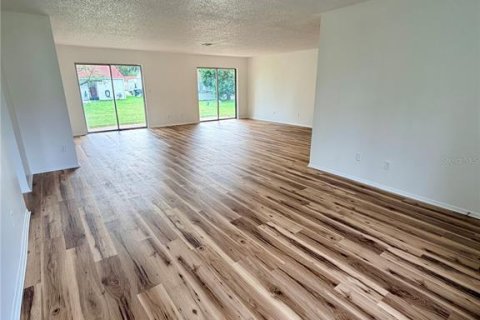 House in Orlando, Florida 2 bedrooms, 121.89 sq.m. № 2403675 - photo 6