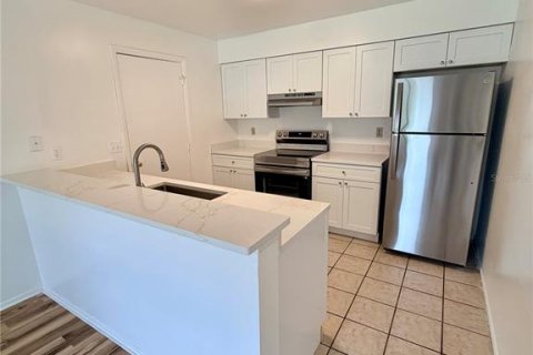 House in Orlando, Florida 2 bedrooms, 121.89 sq.m. № 2403675 - photo 3