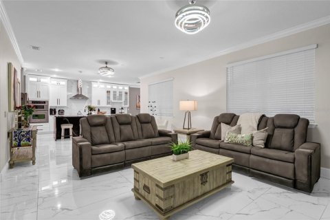 House in Orlando, Florida 4 bedrooms, 246.01 sq.m. № 2199332 - photo 13