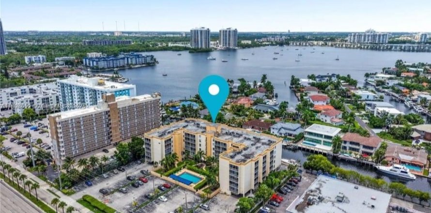 Condominio en North Miami Beach, Florida, 1 dormitorio  № 1948323
