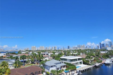Condominio en alquiler en North Miami Beach, Florida, 1 dormitorio, 78.6 m2 № 1948323 - foto 2