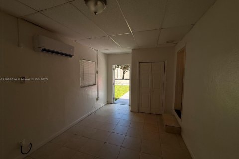 Villa ou maison à louer à Hollywood, Floride: 120.03 m2 № 1950887 - photo 2