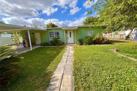 House in Homestead, Florida 4 bedrooms, 155.33 sq.m. № 2069570 - photo 1