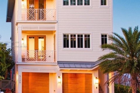 House in St. Lucie, Florida 4 bedrooms, 257.53 sq.m. № 2049118