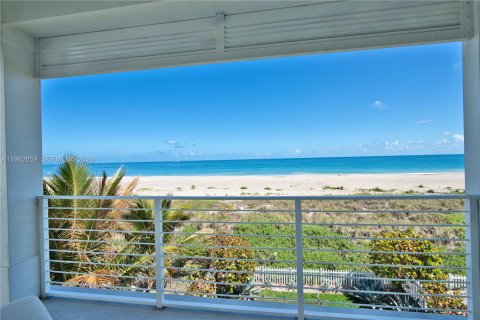 House in St. Lucie, Florida 4 bedrooms, 257.53 sq.m. № 2049118 - photo 3