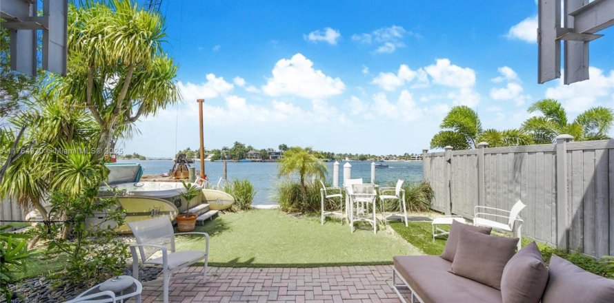 Condominio en Miami Beach, Florida, 3 dormitorios № 1715863