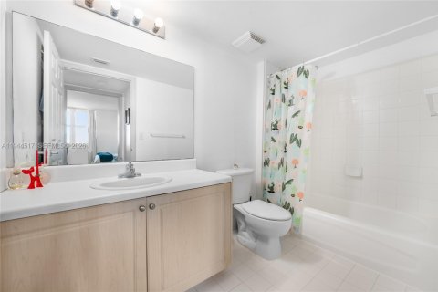 Condominio en venta en Miami, Florida, 1 dormitorio, 75.81 m2 № 2001069 - foto 11