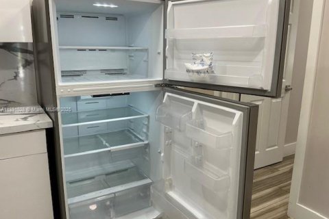 Apartamento en alquiler en Miami, Florida, 3 dormitorios, 218.69 m2 № 1944398 - foto 18