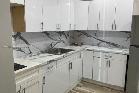 Apartamento en alquiler en Miami, Florida, 3 dormitorios, 218.69 m2 № 1944398 - foto 22