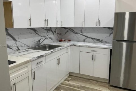 Apartamento en alquiler en Miami, Florida, 3 dormitorios, 218.69 m2 № 1944398 - foto 12