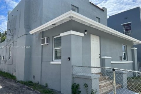 Apartamento en alquiler en Miami, Florida, 3 dormitorios, 218.69 m2 № 1944398 - foto 2