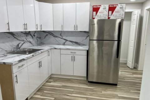 Apartamento en alquiler en Miami, Florida, 3 dormitorios, 218.69 m2 № 1944398 - foto 1