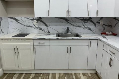 Apartamento en alquiler en Miami, Florida, 3 dormitorios, 218.69 m2 № 1944398 - foto 17