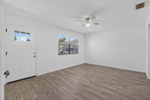 Immobilier commercial à vendre à Spring Hill, Floride: 6 chambres, 214.05 m2 № 2364606 - photo 2