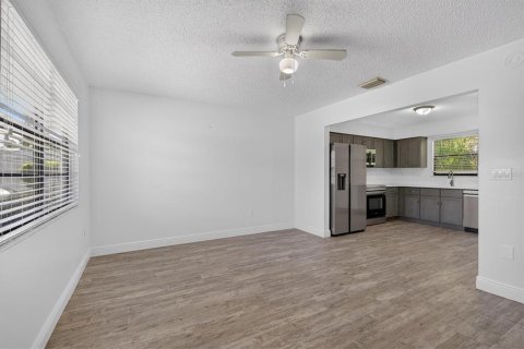 Immobilier commercial à vendre à Spring Hill, Floride: 6 chambres, 214.05 m2 № 2364606 - photo 1