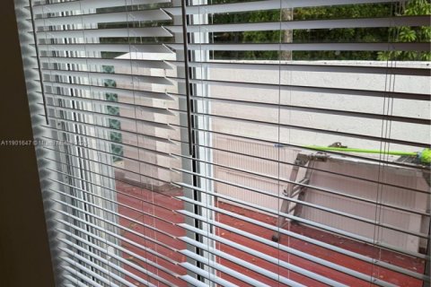 Condo in Miami, Florida, 3 bedrooms  № 1953209 - photo 17