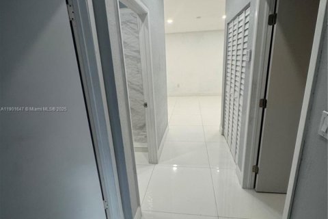 Condo in Miami, Florida, 3 bedrooms  № 1953209 - photo 18