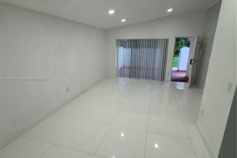 Condo in Miami, Florida, 3 bedrooms  № 1953209 - photo 1