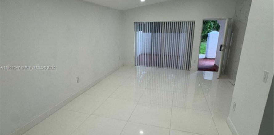 Condo in Miami, Florida, 3 bedrooms  № 1953209