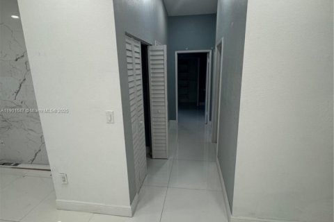 Condo in Miami, Florida, 3 bedrooms  № 1953209 - photo 2