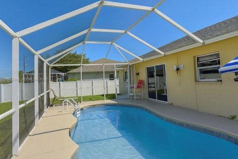 Снять в аренду виллу или дом в Кейп-Корал, Флорида 3 спальни, № 2006583 - фото 10