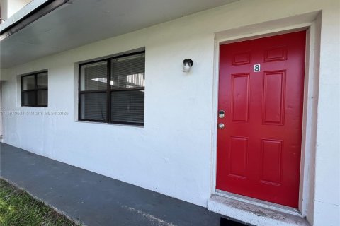 Снять в аренду квартиру в Сент-Луси, Флорида 2 спальни, 68.75м2, № 1979478 - фото 1