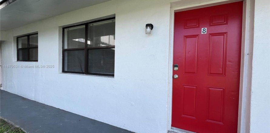 Квартира в Сент-Луси, Флорида 2 спальни, 68.75м2 № 1979478