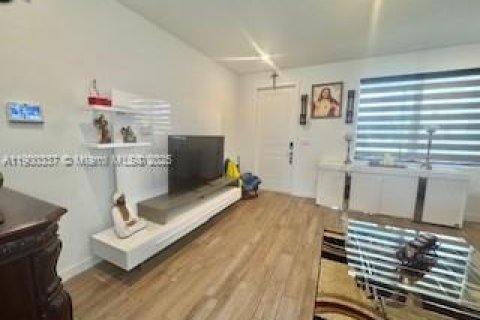 House in Homestead, Florida 4 bedrooms, 193.7 sq.m. № 1952757 - photo 5
