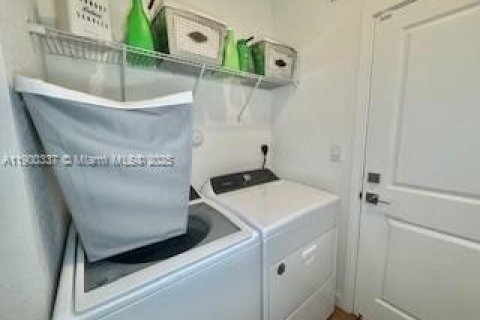 House in Homestead, Florida 4 bedrooms, 193.7 sq.m. № 1952757 - photo 8