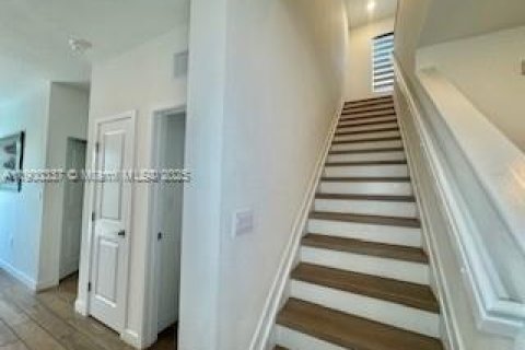House in Homestead, Florida 4 bedrooms, 193.7 sq.m. № 1952757 - photo 4