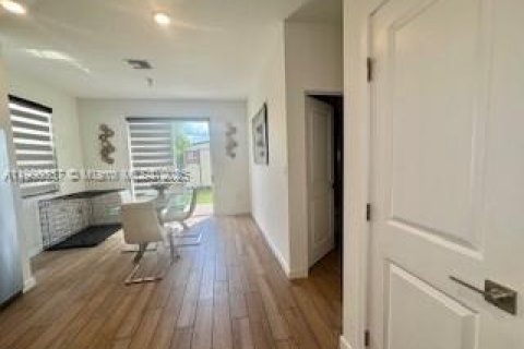 House in Homestead, Florida 4 bedrooms, 193.7 sq.m. № 1952757 - photo 6