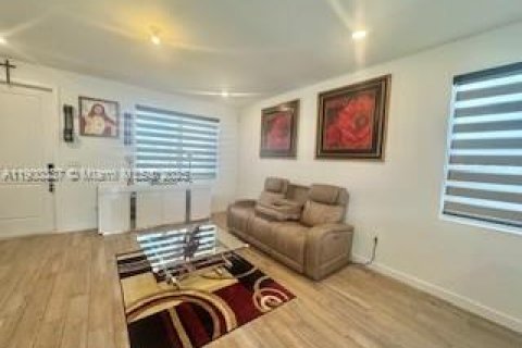House in Homestead, Florida 4 bedrooms, 193.7 sq.m. № 1952757 - photo 3