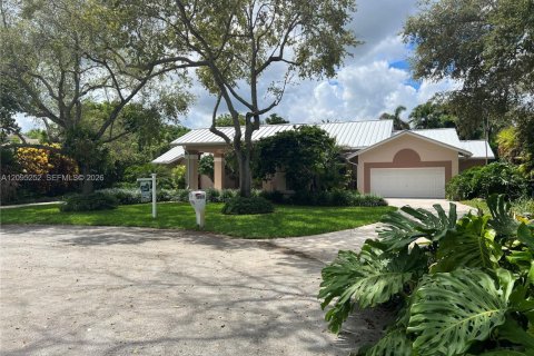 House in Palmetto Bay, Florida 4 bedrooms, 331.66 sq.m. № 2392120 - photo 3