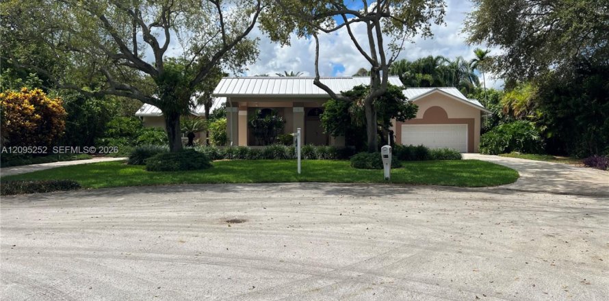 House in Palmetto Bay, Florida 4 bedrooms, 331.66 sq.m. № 2392120