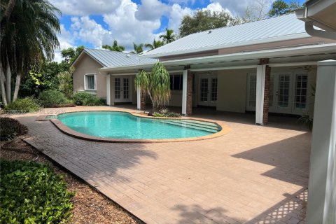 House in Palmetto Bay, Florida 4 bedrooms, 331.66 sq.m. № 2392120 - photo 8