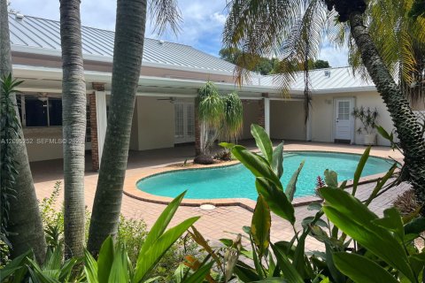House in Palmetto Bay, Florida 4 bedrooms, 331.66 sq.m. № 2392120 - photo 6