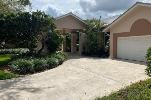 House in Palmetto Bay, Florida 4 bedrooms, 331.66 sq.m. № 2392120 - photo 4