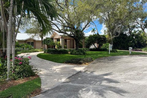 House in Palmetto Bay, Florida 4 bedrooms, 331.66 sq.m. № 2392120 - photo 2